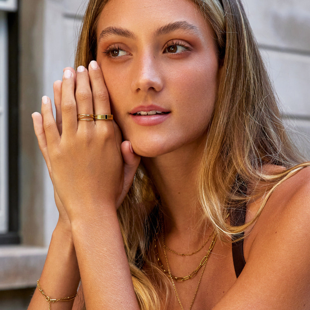 Black Crystal Ribbed Ring