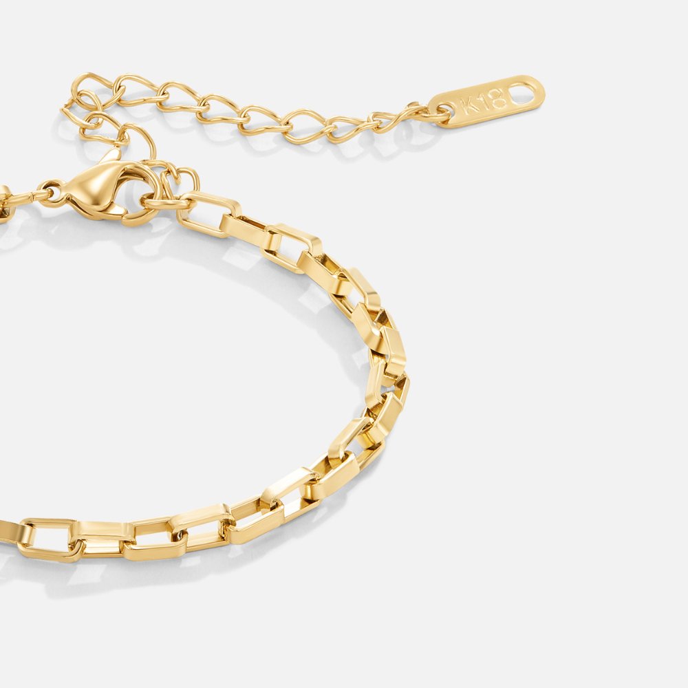 Aura Chain Gold Bracelet, close-up of gold box-link chain with lobster clasp and extender