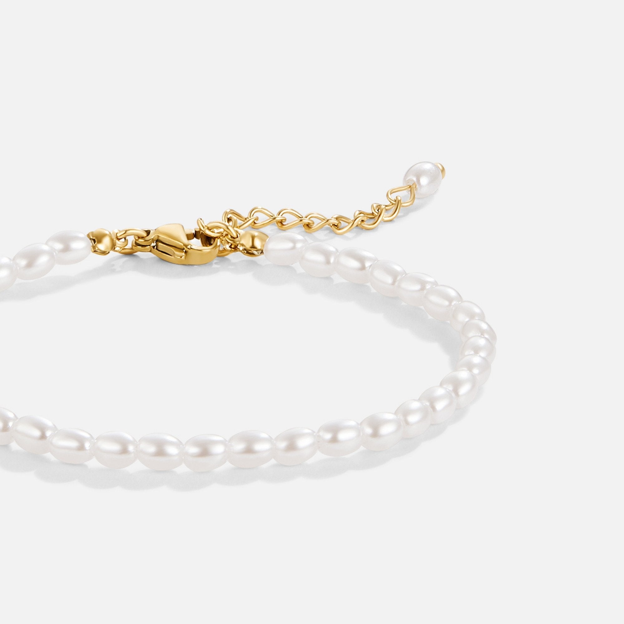 Temi Pearl Bracelet, close-up of oval pearls with gold clasp and extender chain